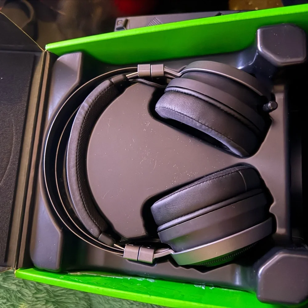 Razer Nari Ultimate Wireless Gaming Headset works only with a wire